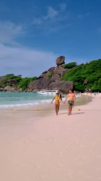 Пара Білих Чоловіків Азіатських Жінок Відпочивають Березі Тропічного Острова Сімілян — стокове відео