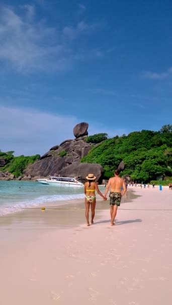 Couple European Men Asian Women Relaxing Beach Tropical Island Similan — Wideo stockowe