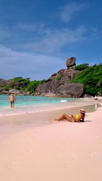 Couple Men Asian Women Relaxing Beach Tropical Island Similan Southern — Vídeo de stock