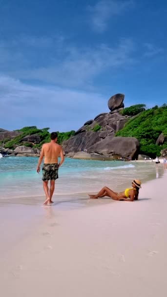 在泰国南部的热带岛屿相似的海滩上 一对男女情侣正在休息 — 图库视频影像