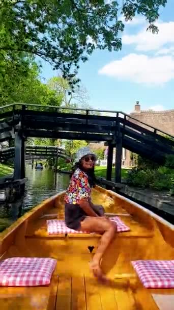 Ασιάτισσες Μια Ξύλινη Βάρκα Στα Κανάλια Του Ολλανδικού Χωριού Giethoorn — Αρχείο Βίντεο