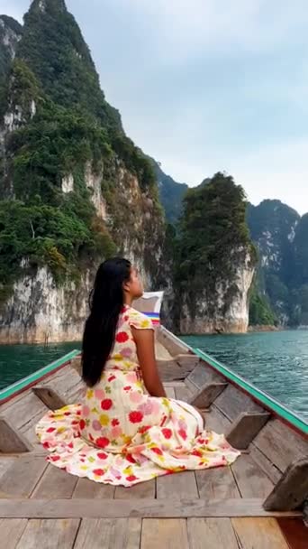 Asian Women Front Longtail Boat Khao Sok National Park Thailand — Stok video