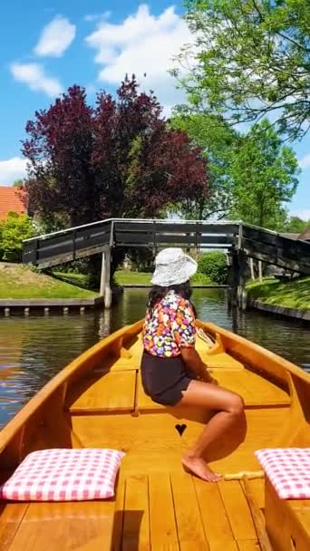 Asian Women Wooden Boat Canals Dutch Village Giethoorn Netherlands — Vídeo de stock