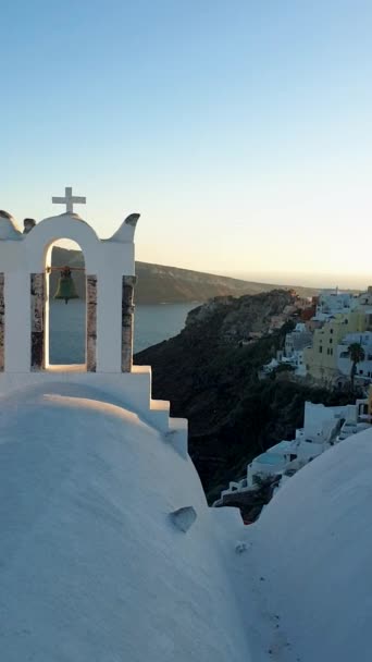 Solnedgang Landsbyen Oia Santorini Whit Græsk Kirke Ved Solnedgang Grækenland – Stock-video