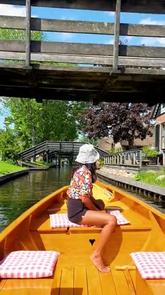 Asian Women Wooden Boat Canals Dutch Village Giethoorn Netherlands — Stockvideo