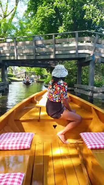 Asian Women Wooden Boat Canals Dutch Village Giethoorn Netherlands — Vídeo de Stock