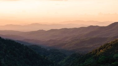 Kuzey Tayland Chiang Mai dağlarında gün batımı. Dağlarda güzel bir gün batımı.