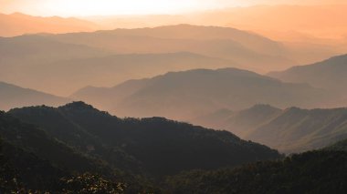 Kuzey Tayland Chiang Mai dağlarında gün batımı. Dağlarda güzel bir gün batımı.