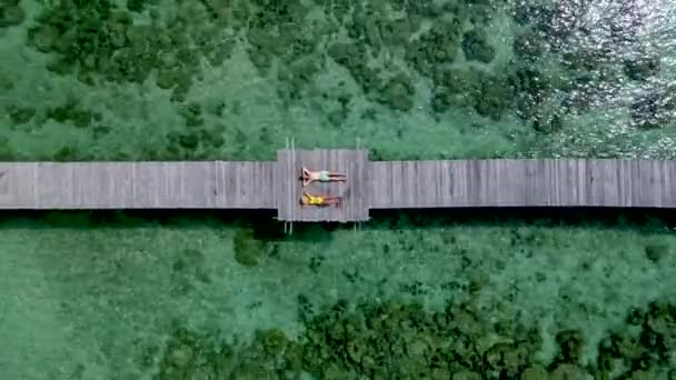 Couple Men Women Kayak Lagoon Rainforest Koh Chang Island Thailand — Stockvideo