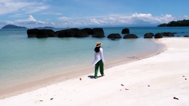 Азійські Жінки Які Гуляють Тропічному Пляжі Таїланді Пальмами Чорними Каменями — стокове відео