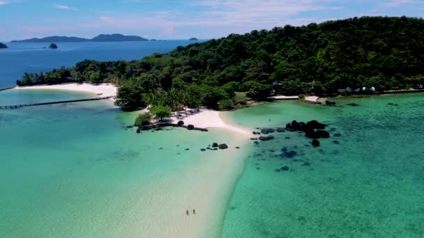 Couple Tropical Beach Thailand Black Stones Ocean Koh Kham Koh — Wideo stockowe
