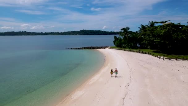 Пара Тропічному Пляжі Таїланді Кох Кхам Поблизу Кох Мак Чоловіки — стокове відео