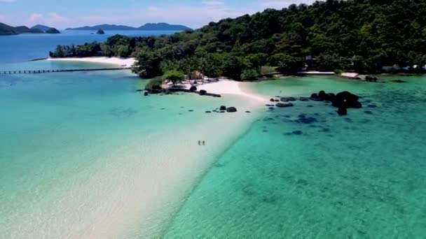 Couple Tropical Beach Thailand Black Stones Ocean Koh Kham Koh — Stockvideo