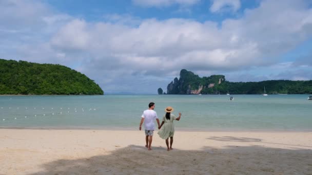 Couple Tropical White Beach Limestone Cliffs Koh Phi Phi Thailand — Stockvideo