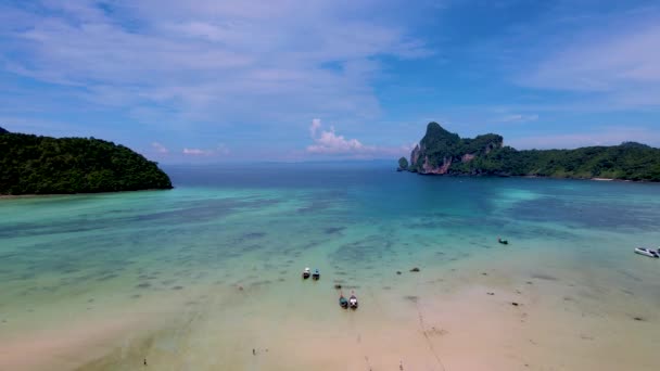 タークス色の海の景色とロングテールボート Phi Don Thailand — ストック動画