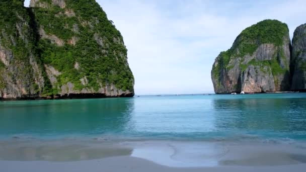 マヤ湾のラグーンでの石灰岩の崖と熱帯のビーチピピタイ タイの熱帯島 — ストック動画