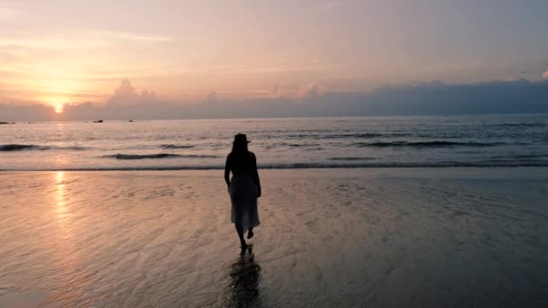 Asian Women Walking Beach Sunset Phuket Thailand — Stock videók