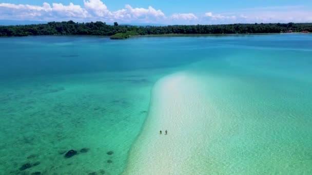 Пара Тропічному Пляжі Таїланді Чорними Камінцями Океані Кох Кхам Біля — стокове відео