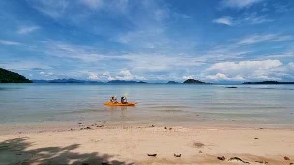 Couple Kayak Tropical Island Thailand Green Blue Turqouse Colored Ocean — Stock Video
