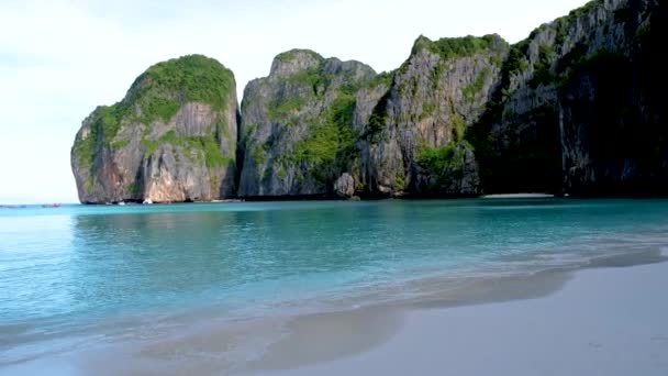 View Limestone Cliffs Tropical Beach Lagoon Maya Bay Koh Phi — Stockvideo