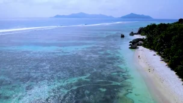 Anse Source Argent Beachの熱帯ビーチLa Digue Islandセイシェルの熱帯ビーチの空中ビューセイシェル — ストック動画