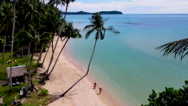 Пара Чоловіків Жінок Знаходяться Пляжі Гойдалці Острові Кох Куд Таїланд — стокове відео