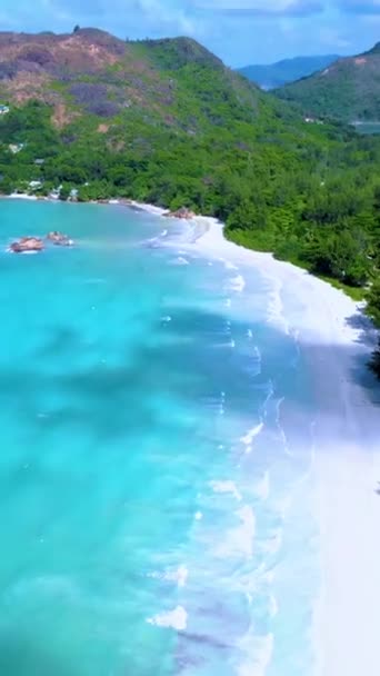 塞舌尔热带岛屿草原 有白色海滩和热带棕榈树 在塞舌尔上空俯瞰无人机 — 图库视频影像