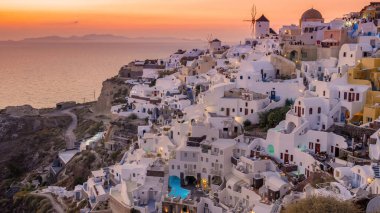 Yunanistan 'ın Santorini Adası' nda gün batımı, günbatımında Oia köyü, günbatımında Oia Santorini sokakları, Yunan Adası 'nda yaz tatili.