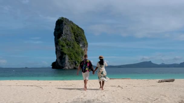 Пара Чоловіків Жінок Тропічному Білому Пляжі Таїланді Острів Кох Пода — стокове відео