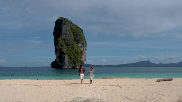 Couple Men Women Tropical White Beach Thailand Koh Poda Island — Stockvideo