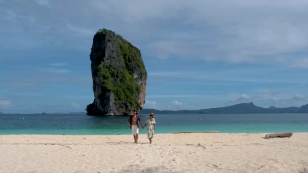 Couple Men Women Tropical White Beach Thailand Koh Poda Island — Stock videók