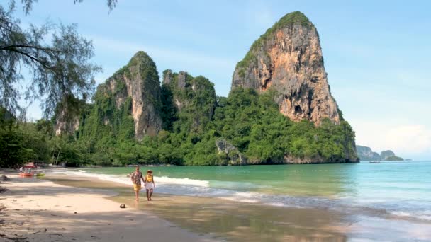 Couple Men Women Tropical White Beach Thailand Railay Beach Krabi — Wideo stockowe