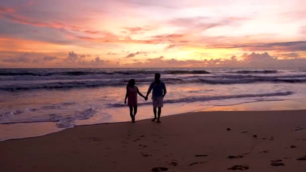 Couple Men Women Walking Beach Sunset Phuket Thailand Couple Vacation — Stok video