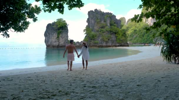 タイの熱帯白亜のビーチで白人男性とアジア人女性のカップル タイでの夏休みの間のKoh Hong Islandクラビ — ストック動画