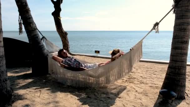 Couple Men Women Tropical White Beach Hammock Sunset Thailand Summer — Stok video