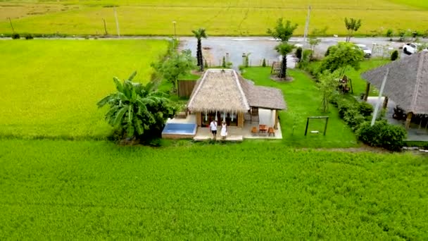 在泰国的一个有绿色稻田的家庭农场度假时 男人和女人在一个有床的农场里 早餐生态留在泰国 — 图库视频影像