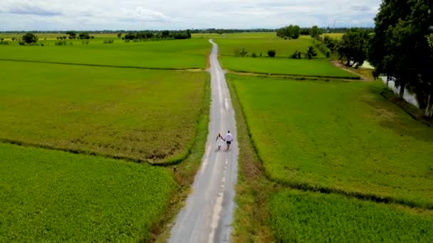 Couple Walks Road Green Rice Paddy Fields Countryside Thailand — Stockvideo