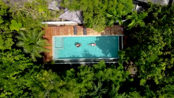 在热带雨林丛林中的游泳池里 一对情侣从上方俯瞰着 — 图库视频影像