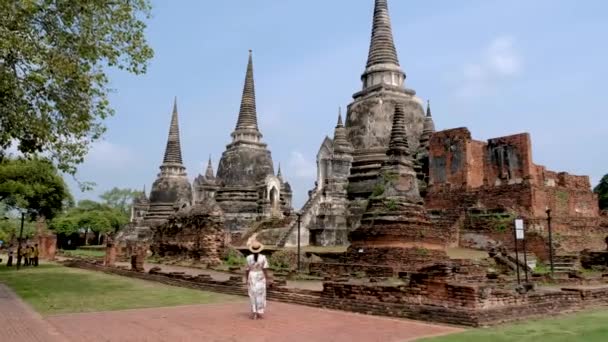 女性はアユタヤ県のワット チャイワタナラム寺院の古い遺跡とパゴダを訪問します タイのアユタヤ歴史公園 — ストック動画