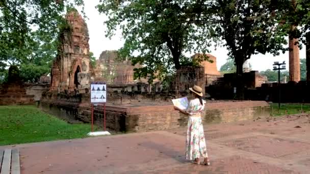 Asian Women Tourist Map Hand Looking Ruins Pagodas Wat Mahathat — Stok video