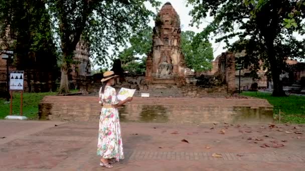 Asian Women Tourist Map Hand Looking Ruins Pagodas Wat Mahathat — Stok video