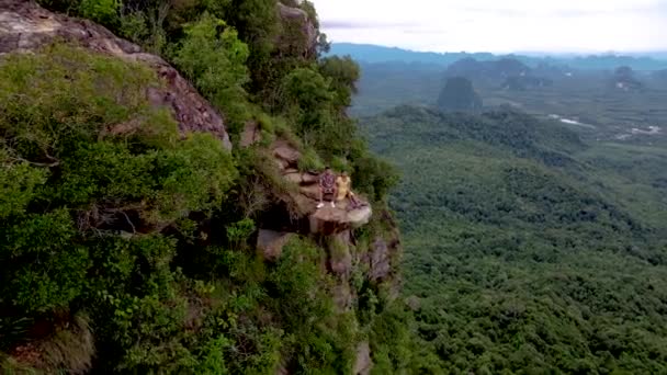 Dragon Crest Berg Krabi Thailand Ein Junger Reisender Sitzt Auf — Stockvideo
