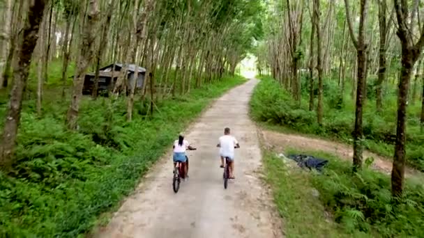 Couple Bike Countryside Thailand Bicycling Rubber Planation Trees — Vídeo de Stock