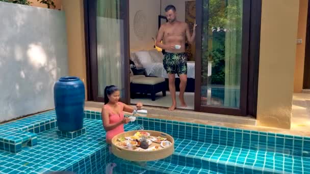 Couple Men Woman Having Breakfast Pool Luxury Vacation Pool Villa — Wideo stockowe
