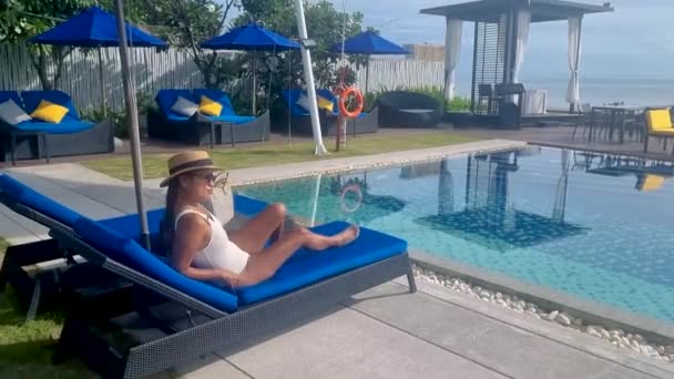 Asian Women Relaxing Swimming Pool Beach Bed Vacation Relaxing Chair — Vídeo de stock