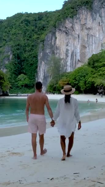 Пара Мужчин Женщин Тропическом Белом Пляже Таиланде Остров Хонг Краби — стоковое видео
