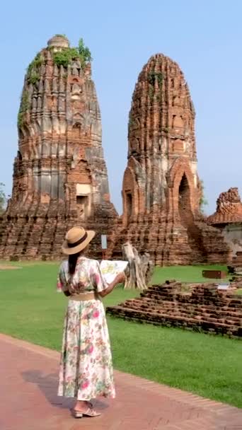 Asian Women Tourist Map Hand Looking Ruins Pagodas Wat Mahathat — Vídeo de Stock