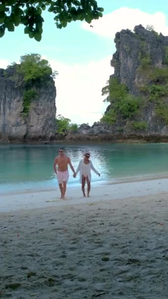 Couple Men Women Tropical White Beach Thailand Koh Hong Island — Wideo stockowe