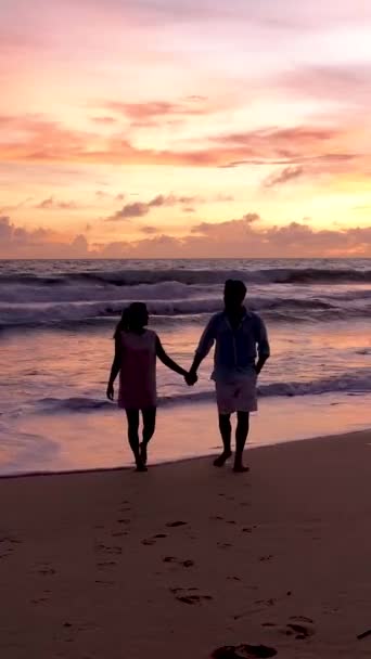 Couple Men Women Walking Beach Sunset Phuket Thailand Couple Vacation — Stockvideo