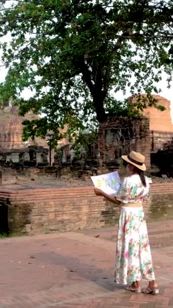 Asian Women Tourist Map Hand Looking Ruins Pagodas Wat Mahathat — Stock Video